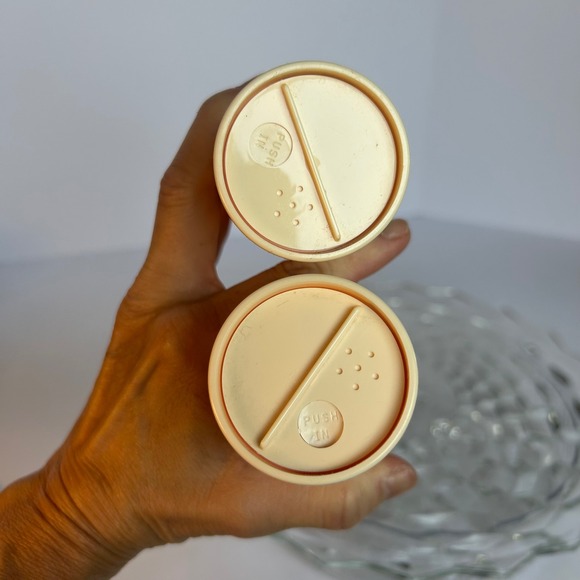 Vintage Avon Peach Soft‎ Musk Talc Perfume Powder New Sealed 2.6 oz Set of 2 - Picture 2 of 3